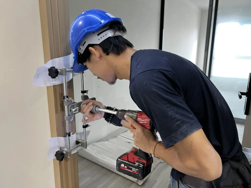 ทีมติดตั้ง EPIC Door Lock